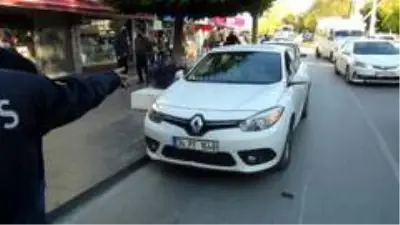 Yayaya yol veren motosikletli kuryeye, arkadan gelen otomobil çarptı Yayaya yol veren motosikletli kuryeye, arkadan gelen otomobil çarptı