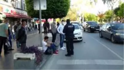 Yayaya yol veren motosikletli kuryeye, arkadan gelen otomobil çarptı Yayaya yol veren motosikletli kuryeye, arkadan gelen otomobil çarptı