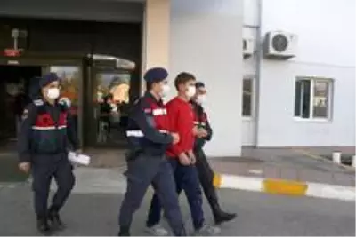 - Muğla'da 15 ayrı suçtan aranan şüpheli mezarlıkta yakalandı - Muğla'da 15 ayrı suçtan aranan şüpheli mezarlıkta yakalandı