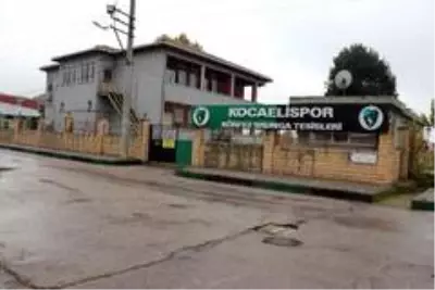 17 futbolcusunun korona virüs testi pozitif çıkan Kocaelispor'un maçları ertelendi 17 futbolcusunun korona virüs testi pozitif çıkan Kocaelispor'un maçları ertelendi