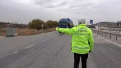 43 ilin geçiş güzergahında kış lastiği uygulaması: Ticari araçlar tek tek kontrol ediliyor 43 ilin geçiş güzergahında kış lastiği uygulaması: Ticari araçlar tek tek kontrol ediliyor