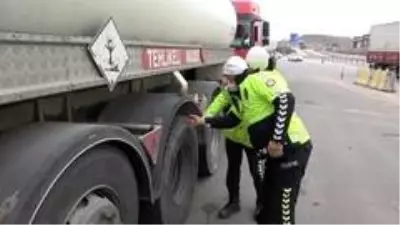 43 ilin geçiş güzergahında kış lastiği uygulaması: Ticari araçlar tek tek kontrol ediliyor 43 ilin geçiş güzergahında kış lastiği uygulaması: Ticari araçlar tek tek kontrol ediliyor