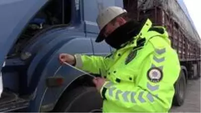 43 ilin geçiş güzergahında kış lastiği uygulaması: Ticari araçlar tek tek kontrol ediliyor 43 ilin geçiş güzergahında kış lastiği uygulaması: Ticari araçlar tek tek kontrol ediliyor