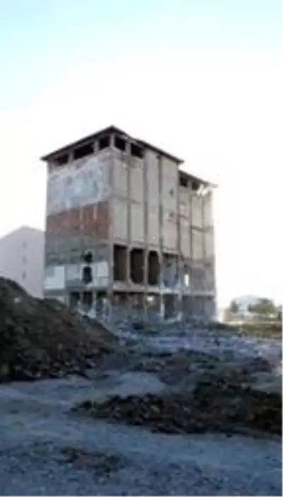 Yarım asırlık fabrika saniyeler içinde yerle bir oldu Yarım asırlık fabrika saniyeler içinde yerle bir oldu
