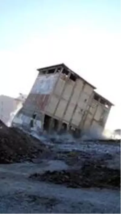 Yarım asırlık fabrika saniyeler içinde yerle bir oldu Yarım asırlık fabrika saniyeler içinde yerle bir oldu