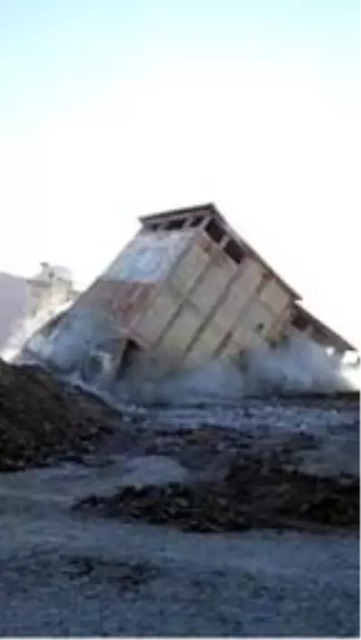 Yarım asırlık fabrika saniyeler içinde yerle bir oldu Yarım asırlık fabrika saniyeler içinde yerle bir oldu