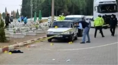 Husumetli olduğu abisi ve yengesini mezarlıkta pompalı tüfek ile vurdu Husumetli olduğu abisi ve yengesini mezarlıkta pompalı tüfek ile vurdu