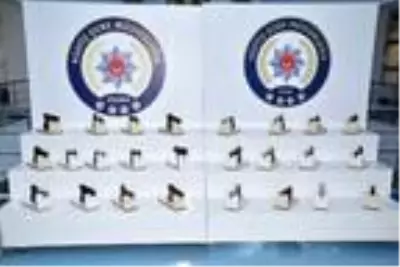 Adana'da aranan 254 kişi yakalandı, 37 ruhsatsız silah ele geçirildi Adana'da aranan 254 kişi yakalandı, 37 ruhsatsız silah ele geçirildi