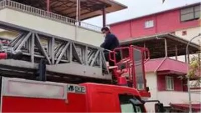 Son dakika haberleri: Ağaçta mahsur kalan kediyi itfaiye kurtardı Son dakika haberleri: Ağaçta mahsur kalan kediyi itfaiye kurtardı