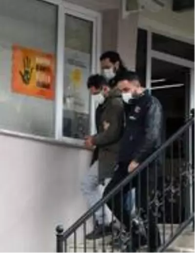 Ağzını bantlayıp, ellerini bağladıkları kadının ziynet eşyalarını gasbeden 2 şüpheliden 1'i yakalandı Ağzını bantlayıp, ellerini bağladıkları kadının ziynet eşyalarını gasbeden 2 şüpheliden 1'i yakalandı