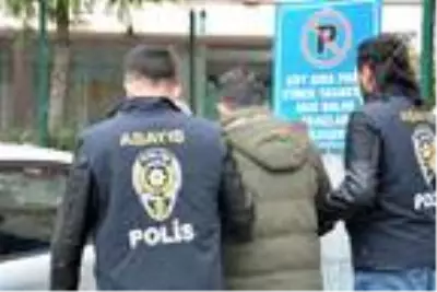 Ağzını bantlayıp, ellerini bağladıkları kadının ziynet eşyalarını gasbeden 2 şüpheliden 1'i yakalandı Ağzını bantlayıp, ellerini bağladıkları kadının ziynet eşyalarını gasbeden 2 şüpheliden 1'i yakalandı