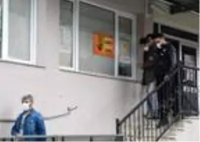 Ağzını bantlayıp, ellerini bağladıkları kadının ziynet eşyalarını gasbeden 2 şüpheliden 1'i yakalandı Ağzını bantlayıp, ellerini bağladıkları kadının ziynet eşyalarını gasbeden 2 şüpheliden 1'i yakalandı