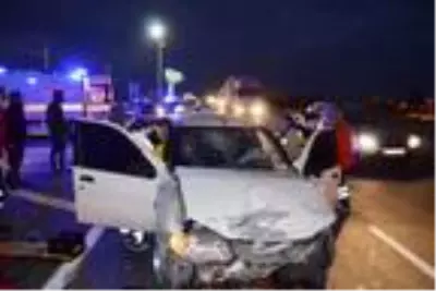 Aksaray'da iki otomobil çarpıştı: 3 yaralı Aksaray'da iki otomobil çarpıştı: 3 yaralı