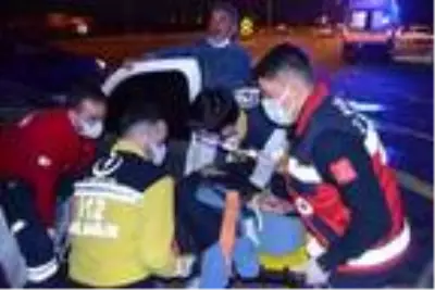 Aksaray'da iki otomobil çarpıştı: 3 yaralı Aksaray'da iki otomobil çarpıştı: 3 yaralı