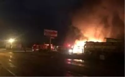 Alev alev yanan 5 tır kullanılmaz hale geldi Alev alev yanan 5 tır kullanılmaz hale geldi
