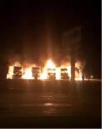 Alev alev yanan 5 tır kullanılmaz hale geldi Alev alev yanan 5 tır kullanılmaz hale geldi