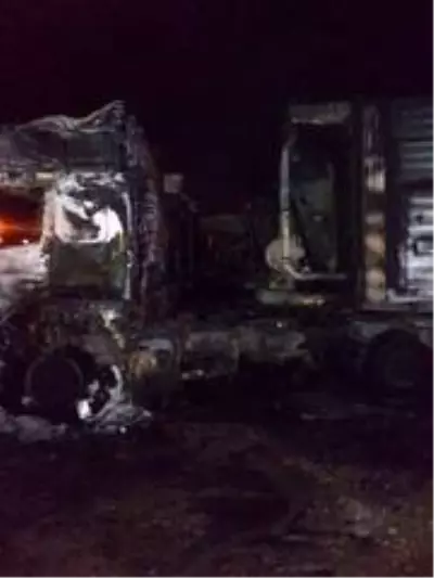 Alev alev yanan 5 tır kullanılmaz hale geldi Alev alev yanan 5 tır kullanılmaz hale geldi