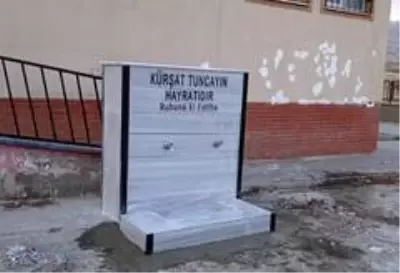 Babasının adına okul bahçesinde çeşme yaptırdı Babasının adına okul bahçesinde çeşme yaptırdı