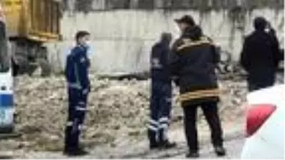 Son dakika haberi: Beylikdüzü'nde şantiye alanında hafriyat kamyonunun altında kalan adam hayatını kaybetti Son dakika haberi: Beylikdüzü'nde şantiye alanında hafriyat kamyonunun altında kalan adam hayatını kaybetti