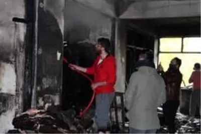 İş hanının bir katı alevlere teslim oldu, 1 milyon liralık zarar oluştu İş hanının bir katı alevlere teslim oldu, 1 milyon liralık zarar oluştu