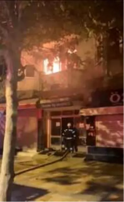 İş hanının bir katı alevlere teslim oldu, 1 milyon liralık zarar oluştu İş hanının bir katı alevlere teslim oldu, 1 milyon liralık zarar oluştu