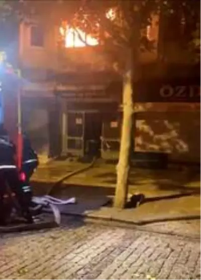 İş hanının bir katı alevlere teslim oldu, 1 milyon liralık zarar oluştu İş hanının bir katı alevlere teslim oldu, 1 milyon liralık zarar oluştu