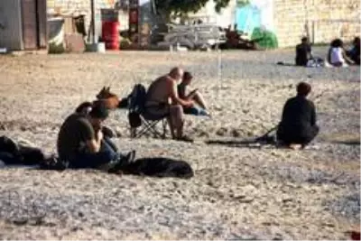 Bodrum'da bitmeyen yaz...Çadırını, masasını, sandalyesini alan sahile koştu Bodrum'da bitmeyen yaz...Çadırını, masasını, sandalyesini alan sahile koştu