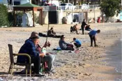 Bodrum'da bitmeyen yaz...Çadırını, masasını, sandalyesini alan sahile koştu Bodrum'da bitmeyen yaz...Çadırını, masasını, sandalyesini alan sahile koştu