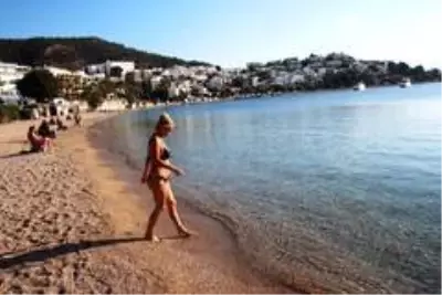Bodrum'da bitmeyen yaz...Çadırını, masasını, sandalyesini alan sahile koştu Bodrum'da bitmeyen yaz...Çadırını, masasını, sandalyesini alan sahile koştu