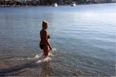 Bodrum'da bitmeyen yaz...Çadırını, masasını, sandalyesini alan sahile koştu Bodrum'da bitmeyen yaz...Çadırını, masasını, sandalyesini alan sahile koştu