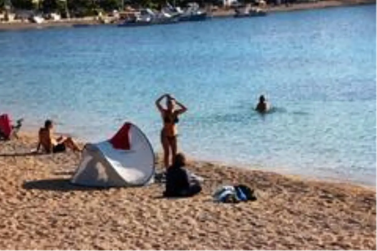 Bodrum'da bitmeyen yaz...Çadırını, masasını, sandalyesini alan sahile koştu