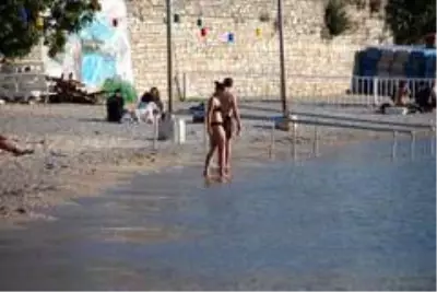 Bodrum'da bitmeyen yaz...Çadırını, masasını, sandalyesini alan sahile koştu Bodrum'da bitmeyen yaz...Çadırını, masasını, sandalyesini alan sahile koştu
