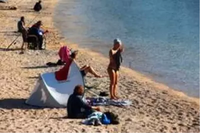 Bodrum'da bitmeyen yaz...Çadırını, masasını, sandalyesini alan sahile koştu Bodrum'da bitmeyen yaz...Çadırını, masasını, sandalyesini alan sahile koştu