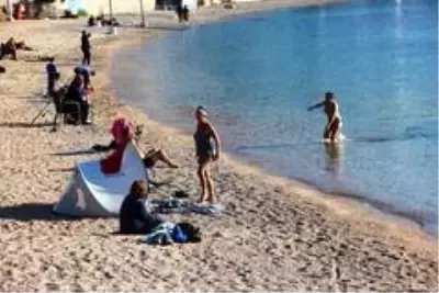Bodrum'da bitmeyen yaz...Çadırını, masasını, sandalyesini alan sahile koştu Bodrum'da bitmeyen yaz...Çadırını, masasını, sandalyesini alan sahile koştu