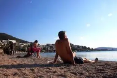 Bodrum'da bitmeyen yaz...Çadırını, masasını, sandalyesini alan sahile koştu Bodrum'da bitmeyen yaz...Çadırını, masasını, sandalyesini alan sahile koştu