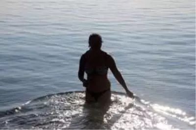 Bodrum'da bitmeyen yaz...Çadırını, masasını, sandalyesini alan sahile koştu Bodrum'da bitmeyen yaz...Çadırını, masasını, sandalyesini alan sahile koştu