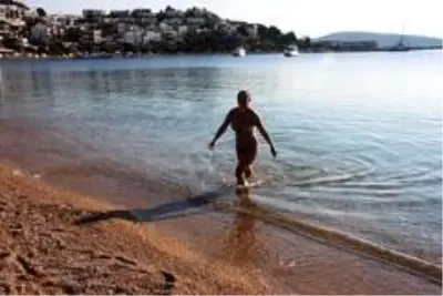 Bodrum'da bitmeyen yaz...Çadırını, masasını, sandalyesini alan sahile koştu Bodrum'da bitmeyen yaz...Çadırını, masasını, sandalyesini alan sahile koştu