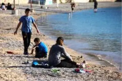 Bodrum'da bitmeyen yaz...Çadırını, masasını, sandalyesini alan sahile koştu Bodrum'da bitmeyen yaz...Çadırını, masasını, sandalyesini alan sahile koştu