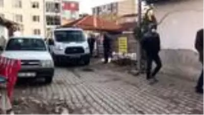 Boşanma aşamasındaki eşinin silahla vurarak öldürdüğü kadının cenazesi defnedildi Boşanma aşamasındaki eşinin silahla vurarak öldürdüğü kadının cenazesi defnedildi