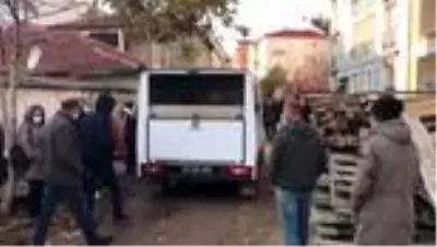 Boşanma aşamasındaki eşinin silahla vurarak öldürdüğü kadının cenazesi defnedildi Boşanma aşamasındaki eşinin silahla vurarak öldürdüğü kadının cenazesi defnedildi
