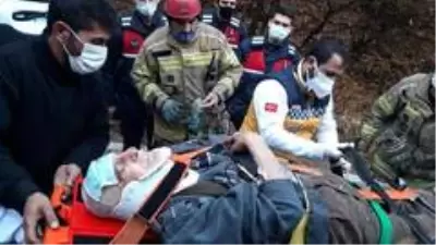 Yağmurda kontrolünü kaybetti, kamyonete çarptığı aracı ile uçuruma yuvarlandı: 2 yaralı Yağmurda kontrolünü kaybetti, kamyonete çarptığı aracı ile uçuruma yuvarlandı: 2 yaralı