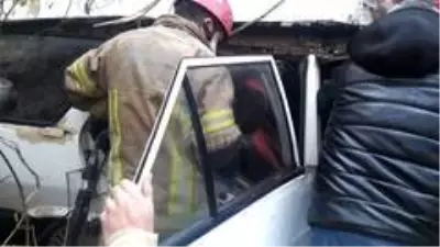 Yağmurda kontrolünü kaybetti, kamyonete çarptığı aracı ile uçuruma yuvarlandı: 2 yaralı Yağmurda kontrolünü kaybetti, kamyonete çarptığı aracı ile uçuruma yuvarlandı: 2 yaralı