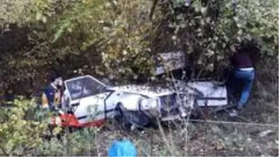 Yağmurda kontrolünü kaybetti, kamyonete çarptığı aracı ile uçuruma yuvarlandı: 2 yaralı Yağmurda kontrolünü kaybetti, kamyonete çarptığı aracı ile uçuruma yuvarlandı: 2 yaralı