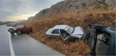 Buzlanan yolda 11 araçlık zincirleme kaza Buzlanan yolda 11 araçlık zincirleme kaza