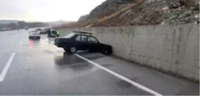 Buzlanan yolda 11 araçlık zincirleme kaza Buzlanan yolda 11 araçlık zincirleme kaza