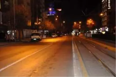 Hafta içi kısıtlamasının başlamasıyla cadde ve sokaklar boşaldı, Eskişehir'de sessizlik hakim oldu Hafta içi kısıtlamasının başlamasıyla cadde ve sokaklar boşaldı, Eskişehir'de sessizlik hakim oldu