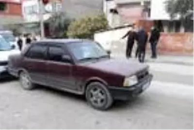 Çaldıkları otomobili, sokak ortasında bırakıp kaçtılar Çaldıkları otomobili, sokak ortasında bırakıp kaçtılar
