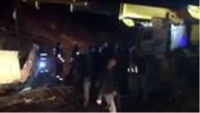 Son dakika haberleri! Cizre'de şarampole devrilen kömür yüklü tır yandı: 1 ölü Son dakika haberleri! Cizre'de şarampole devrilen kömür yüklü tır yandı: 1 ölü
