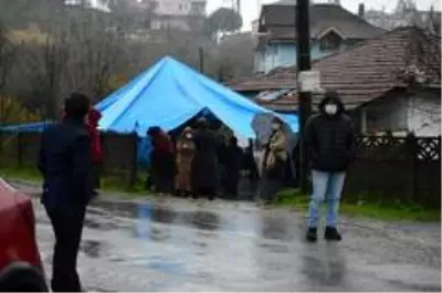 Çocuğunu kucağına alamadan koronaya yenilen anne son yolculuğuna uğurlandı Çocuğunu kucağına alamadan koronaya yenilen anne son yolculuğuna uğurlandı