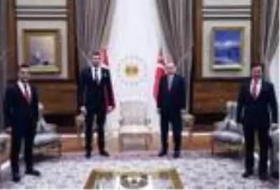 Cumhurbaşkanı Erdoğan, milli yüzücü Emre Sakçı'yı kabul etti Cumhurbaşkanı Erdoğan, milli yüzücü Emre Sakçı'yı kabul etti